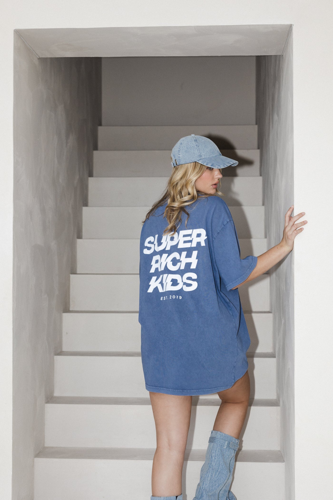 T-Shirt 'Super Rich Kids' Acid Wash Blauw