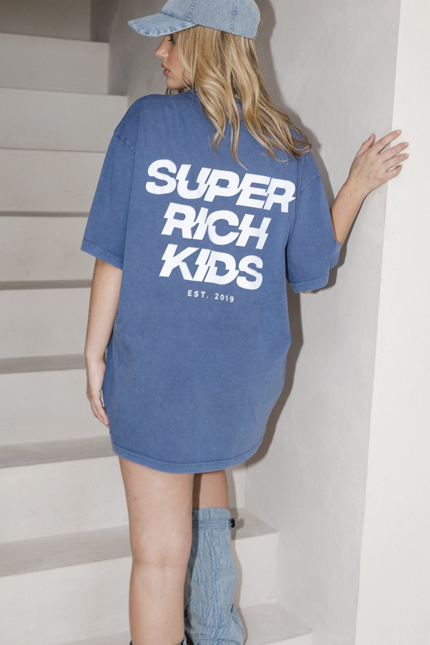 T-Shirt 'Super Rich Kids' Acid Wash Blauw